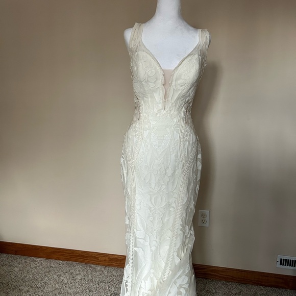 Everly Bride wedding dress size 8. New! - Picture 14 of 16